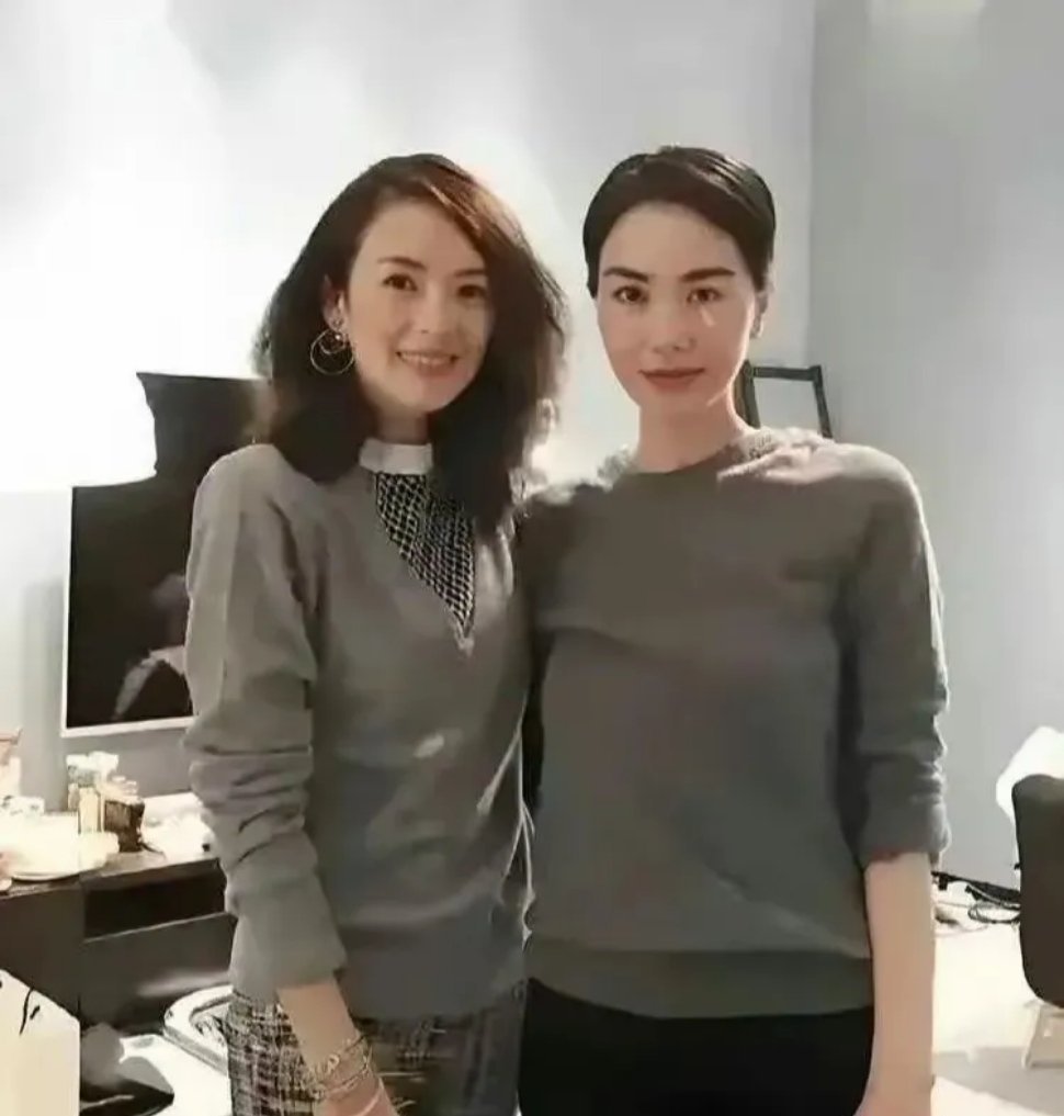 谁能想到王菲比章子怡大了10岁，却完全看不出年龄差。 ​