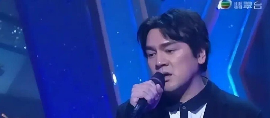 刘欢走后48小时，49岁“翻版金城武”也走了，抗癌十年从没卖过惨，当年KTV里唱哭你的那首歌原唱就是他
9月26日，香港医院传出消息，前宝丽金歌手洪楗华因癌症离世，终年49岁。此时距刘欢病逝不到48小时，前者的告别刷爆了每一个社交平台，而后者——港媒的标题必须标注“《我失恋你悲伤》原唱”几个字，读者