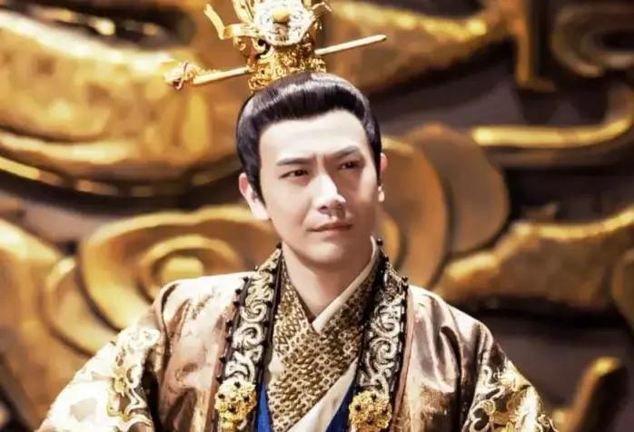 史上最戏剧认祖，李世民自称老子后人，法琳当场打脸：“陛下是鲜卑人，跟李耳有毛关系？”
 
百官心里打鼓：这和尚活腻了？
 
李世民脸一黑：“你这秃驴！胆敢质疑皇室血统？”
 
“陛下何苦自降身价？李耳并非神圣出身，他爹独眼无耳，晚年私通女仆，才生下李耳……”
 
“大胆妖僧！还敢诋毁朕的祖先，不怕朕