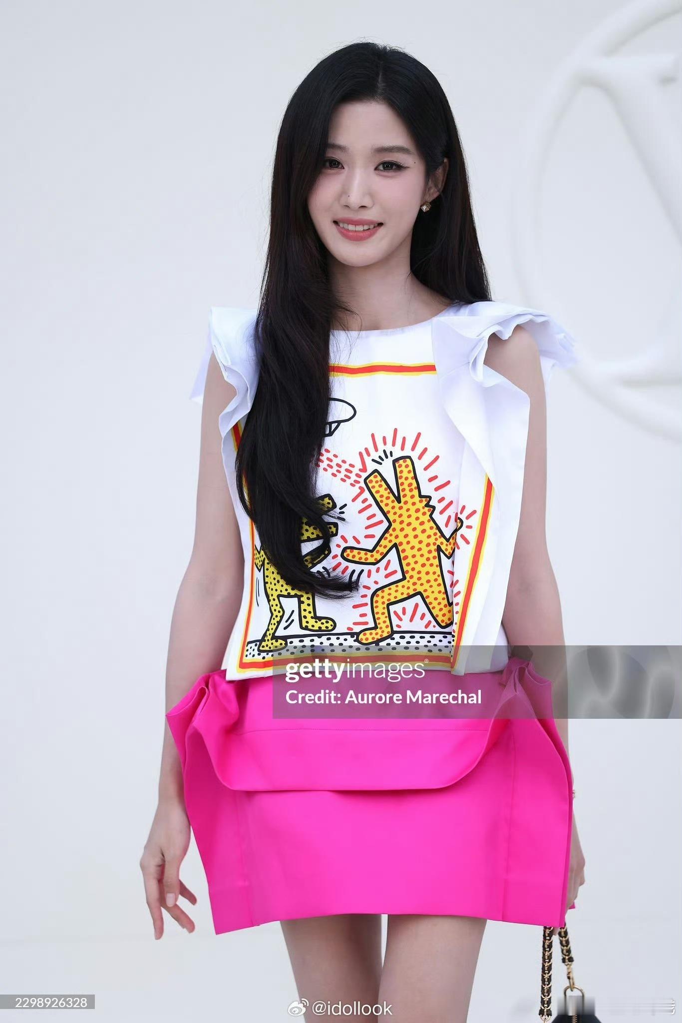 卢昱晓肩膀好像小翅膀卢昱晓带着翅膀去看秀 卢昱晓好像是从天上飞下来的仙女来看秀！真的是美丽动人，迷人优雅！ ​​​