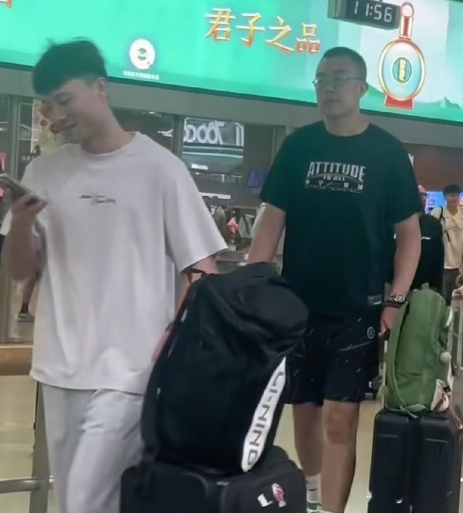 CBA夏季联赛结束！辽宁男篮各球员现状。
1、赵继伟
刚刚结束世预赛离开国家队，受伤病影响将不再参加亚运会。能迎来一段时间的休息，但预计不会太长。因为下个月CBA新赛季就要开赛，他需要赶快修养身体，争取在季前赛与三外援完成磨合。

2、爱德华兹
已经与今日坐飞机抵达香港，成为三外援中第一个到达球队的