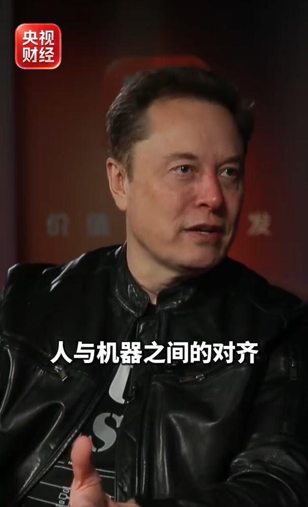 #小凰鸡聊科技# 马斯克抛出未来十年对生物增强的构想。核心载体是Neuralink脑机接口，同时包含抗衰老、意识迁移这类属于他个人的远期设想。
按马斯克的表述，人类信息输出峰值约100比特/秒，计算机通信可达万亿比特/秒。速率悬殊之下，他认为提升人脑吞吐能力，有助于改善人机对齐，降低人类在AI时代被 ​