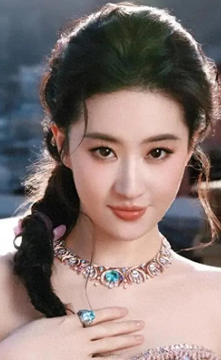上海宝格丽晚宴上，刘亦菲账号发布活动合照，裁掉同框越南艺人胡玉荷，这件事直接引爆跨国舆论，网上吵了好几天。风波还没平息，网上一堆多年前的旧传闻，全部被翻出来重新讨论，不少网友说，刘亦菲现在的处境，和迪丽热巴之前碰到的舆论麻烦很像。

9月7日这场晚宴，刘亦菲作为品牌全球代言人出席，现场她和品牌新任C