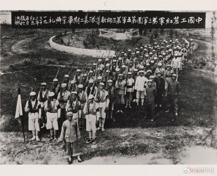 #传承长征精神#【#这些长征照片是战火里淘的宝贝疙瘩#】在红军长征胜利90周年之际，新华社记者多次走进杨百翰大学图书馆特藏部，在大量档案资料中仔细查阅，找到了一批红军长征时的珍贵照片。我们能看到的每一张长征照片，都是战火里淘出来的“宝贝疙瘩”。也正因为稀少，每一张照片都格外有分量。这不 ​
