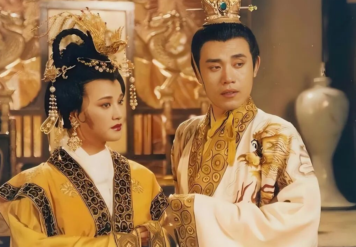 后宫美女如云，唐高宗李治为何独独迷恋武则天？

弘道元年十二月，李治已经病重。关于身后政务，他留下的安排很明确：军国大事如果有不能裁决的事项，要取天后的处置意见。
这时的武则天，已经做了二十八年皇后。百司表奏曾交到她手中，高宗临朝时她长期参与政务，几个成年皇子又都是她亲生。二十多年前，她却只是从感业