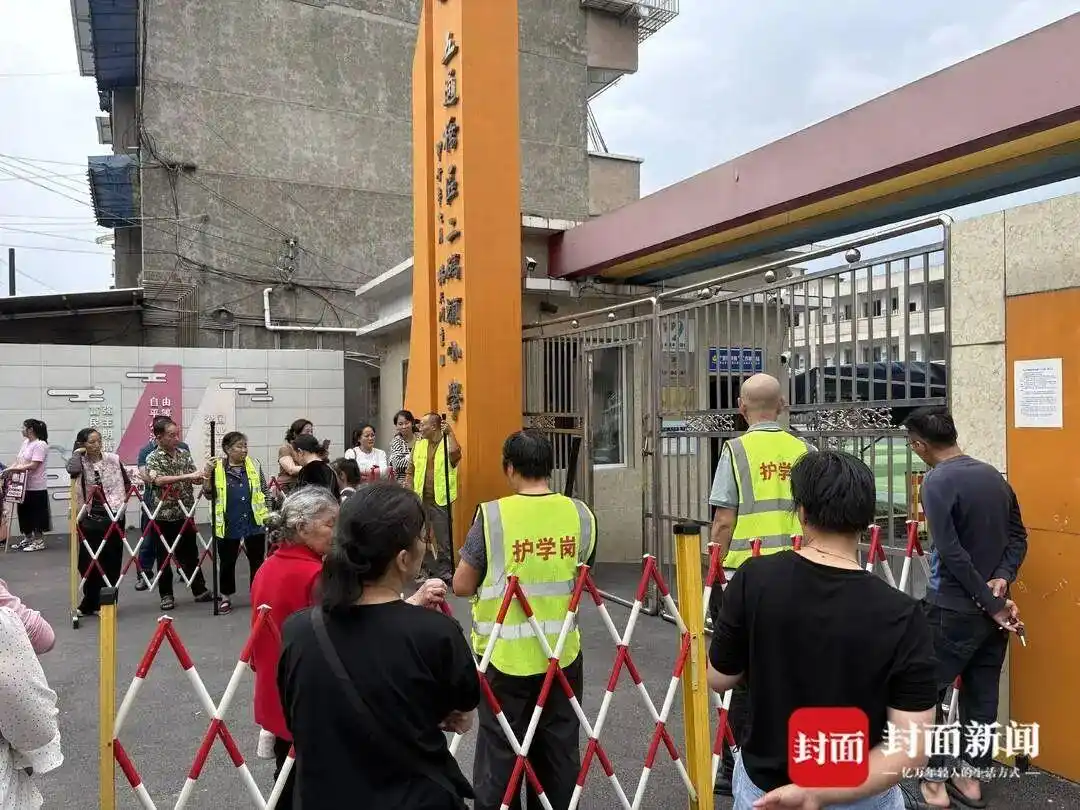 五通桥教育局整改护学岗取消强制家长排班

近期多地曝出的护学岗强制排班争议，精准戳中了双职工家庭的现实痛点。

别把公共安全责任甩给普通家长
校门口值守本是公安、校方的法定职责，凭什么要占用家长的上班时间兜底？不少家长为了不被扣全勤，只能托六七十岁的老人顶岗，甚至花钱雇人代岗，这难道不荒唐？

“自
