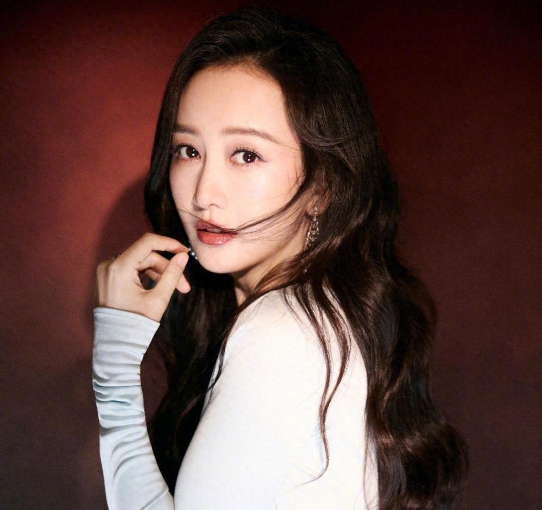 王鸥亲自认证“去父留女”！没给何九华留一点体面，全程不提他名字，网友扒出何九华之前感情口碑就不行，这回彻底被架空了 ​