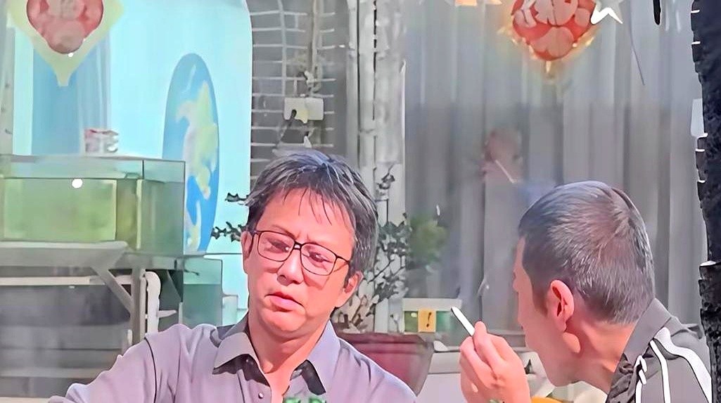 46岁的邓超在大排档哈啤酒被拍，头发乱糟糟，眼角全是褶子。

红毯上的精致全没了，满脸疲倦又松弛。但比起内娱那些快五十岁还打针拉皮、戴假发片硬凹少年感的男艺人，他这副糙样反而让人松了口气。

镜头前是工作，下了班就大口喝酒。人到岁数承认变老，难道不比死撑着装嫩看着顺眼？