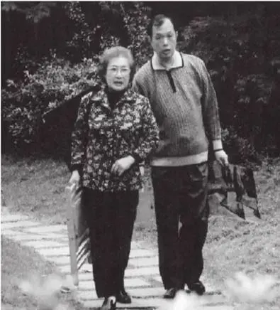 1948年，秦怡生下儿子金捷。幸福日子没过多久，丈夫金焰出轨。他的儿子...