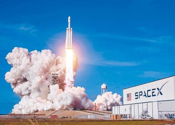【SpaceX上季亏转盈　已与特斯拉成立委员会研合并】马斯克表示，旗下SpaceX和特斯拉(Tesla)已成立特别委员会研究潜在合并；尽管该委员会尚未就任何交易条款达成一致，但我认为合并有很多好处，双方都能从中获益，「对于双方在晶片、人工智能、软体等领域所做的工作都是有意义的」。 
他补充说，合并最 ​