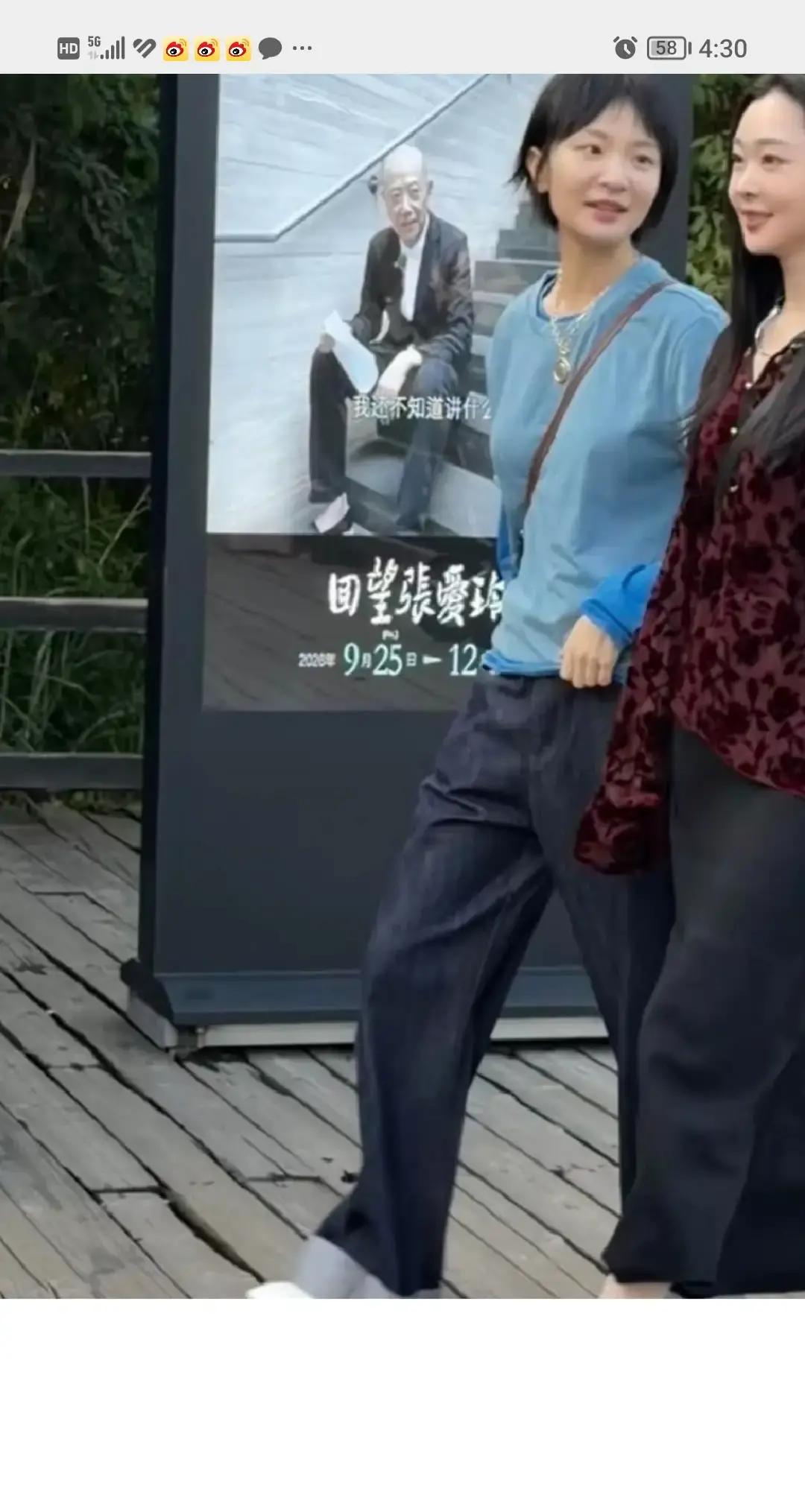 要不是亲眼在乌镇石板路上碰见宋轶，很多人真以为女明星所谓的冷白皮全靠打光。
当时她就跟史策并排晃悠着，身边一个开道的助理都没带。隔老远瞅见那截脚踝，还以为套了层白棉袜，走近才看明白纯粹是人家的肉色。
有些衣服挂衣架上平平无奇，甚至有点挑人，偏偏挂在她身上就显得服帖，整个人薄薄一片，骨相和仪态在人