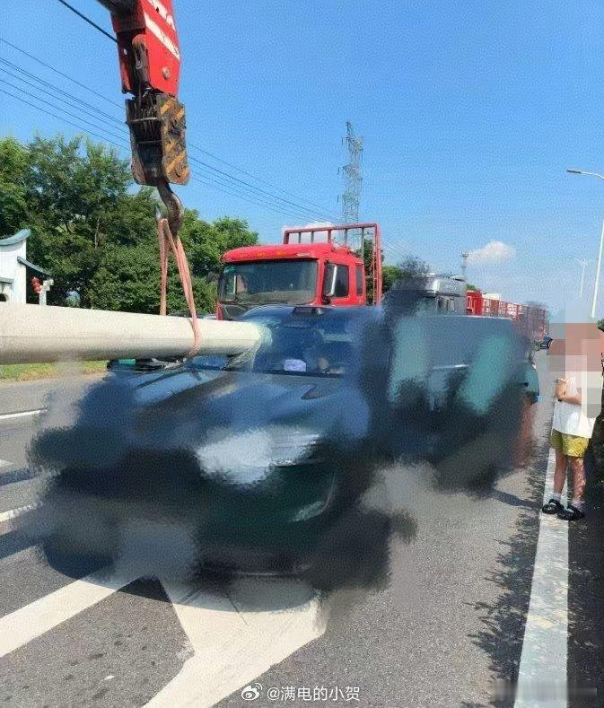 #车企回应开智驾追尾挡风玻璃被刺穿#
湖州安吉智驾追尾货车、电线杆刺穿挡风玻璃那起事故，从技术角度说句公道话：首先，这不是智驾失灵——系统识别到前车并启动减速，逻辑没问题；其次，据官方回应和交警认定，减速过程中加速踏板被踩下，系统执行驾驶员指令，逻辑上也没错。
两条都正常，事故还是发 ​