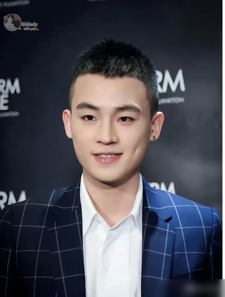 三个顶流大导抢着用，居然被骂资源咖？
陈凯歌夸他欧豪就是丹龙，管虎曝他拍《八佰》膝盖掉一块肉，带伤拍完不肯换替身。
刘伟强说他练马术起得比马早，高危戏全自己上，如今央八接连三部他的大戏热播。
没人平白无故捧人，他片酬不高配合度拉满，扎根农村体验生活从不搞特殊。
这年头，靠谱才是一个人最硬的底