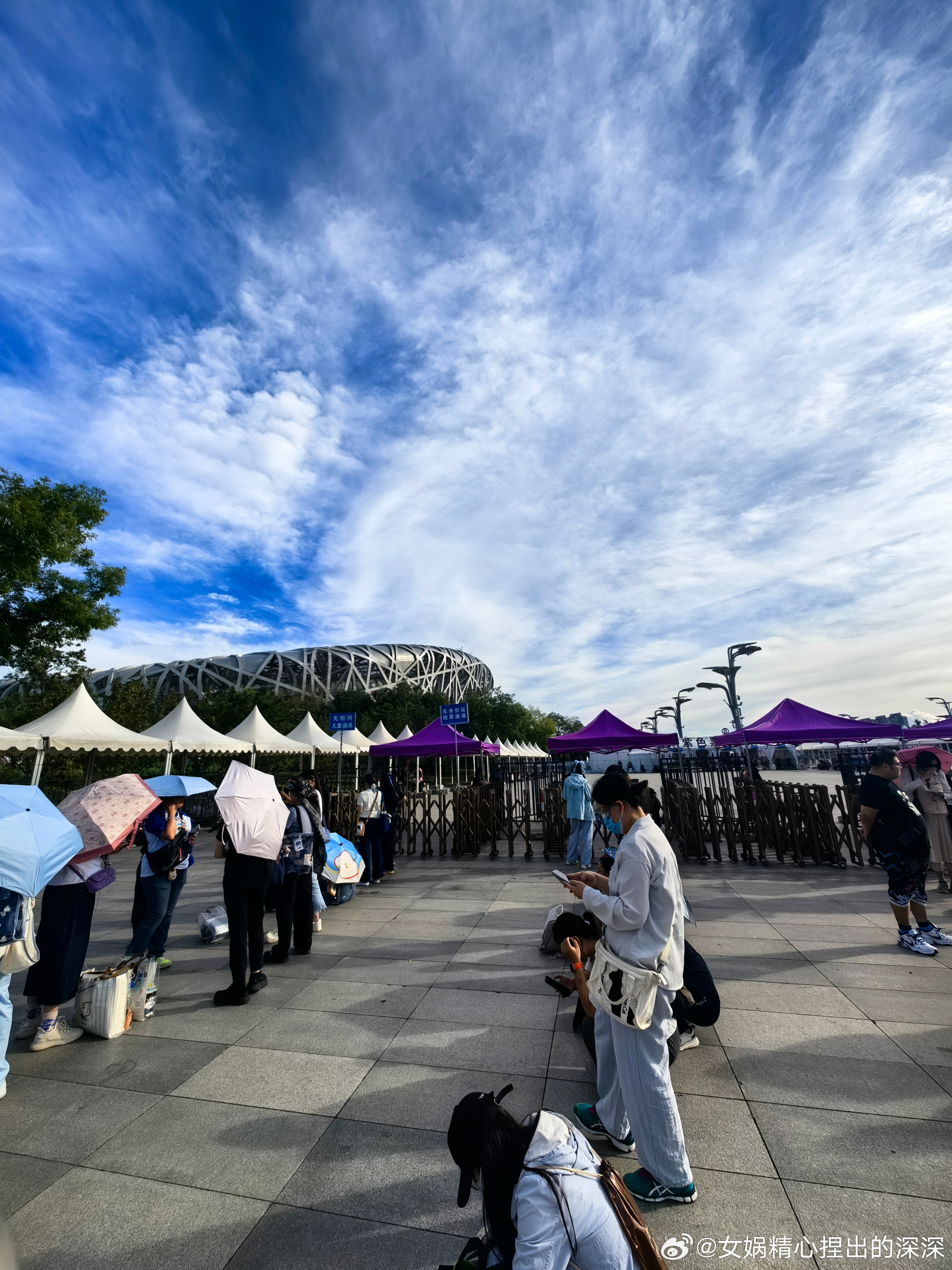 #周深[超话]#三天的鸟巢演唱会只剩最后一天啦！[可怜]时间真的过得好快！有点想哭怎么回事？[拜托]第一天是中秋，深深给我们看了十五的大月亮，还有场地上空悬浮的大鱼，米子星[送花花]，好美！昨天下大雨，浑身湿透，不过没关系，深深带我们合唱了《我爱你中国》《灯火里的中国》，有力而震撼[打call] ​