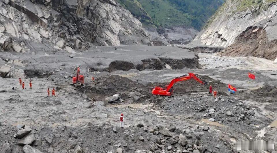 【吉隆泥石流｜消防组成195人救援突击队，分3批轮换进入核心区进行搜救】
据中国消防今日消息，随着G216国道核心受灾段救援通道打通，国家综合性消防救援队伍持续优化作战指挥体系，前移攻坚力量，全面深化核心区拉网式搜寻，各项救援工作有序有力推进。
当前，消防救援队伍聚焦停车场、联检大楼等重点 ​