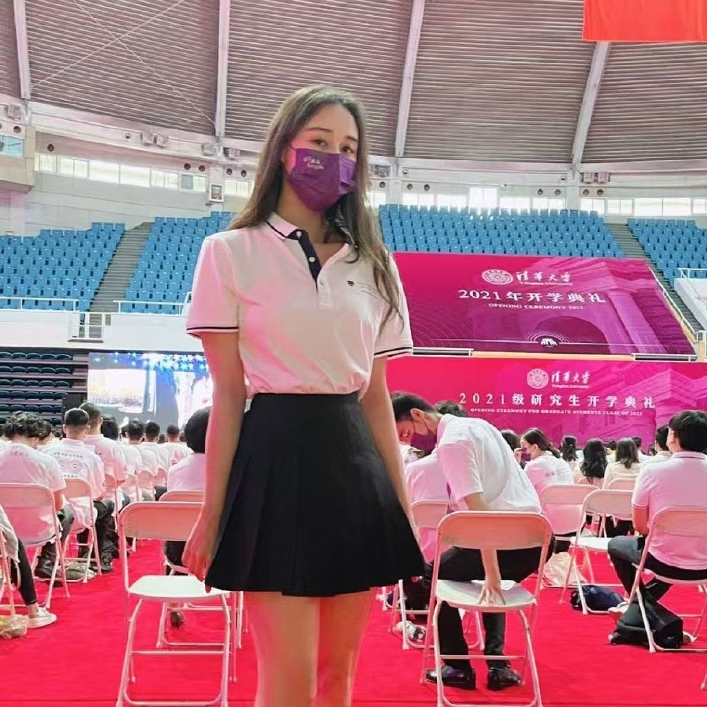 何超欣章泽天他俩是都去上课了吗？竟然还拍合照了#何超欣章泽天合照##章泽天去斯坦福上课了# ​