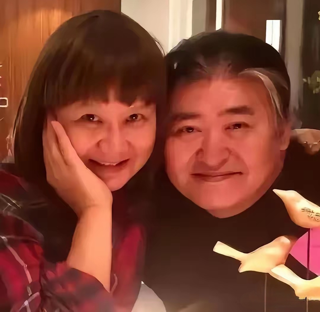 刘欢和妻子：一生一世一双人

01

刘欢老师走了。才63岁。

在这个本是万家望月、阖家相聚的中秋。

半生风雨，最后陪在他身边的，依然是相守数十载的妻子卢璐。

二人的感情，像一股温润的清流，一见倾心，到九天定情，走到生死相依，诠释了最好的爱情模样。

02

故事始于上世纪八十年代末。

当时