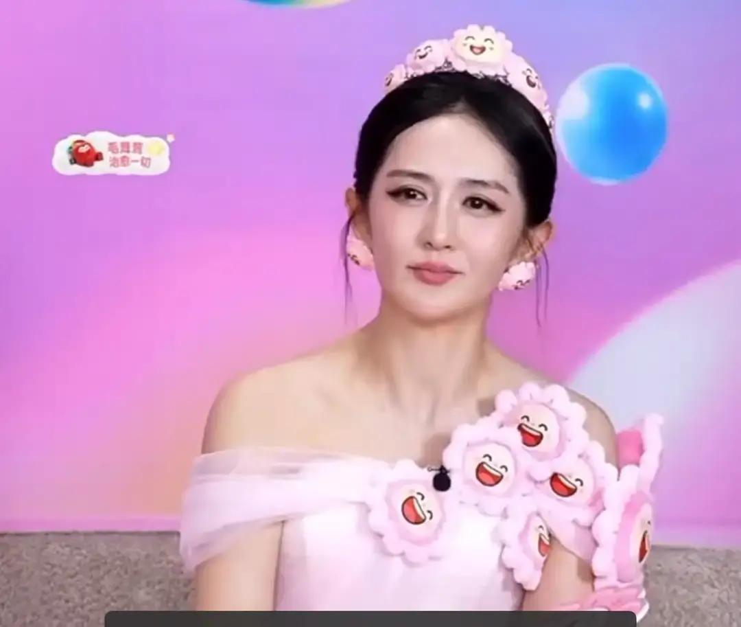 在直播间当着几十万人的面被公开聊感情，换成其他离异女顶流估计脸都要僵了，赵丽颖却轻飘飘一句话把场子救了回来。
那天她跟谢娜、杜华同框，做娱乐公司的杜华满脑子都是热度，冷不丁问谢娜：“你以前撮合过别人没？咱们前两天不是还要撮合某个人吗？”
这话一出来，谢娜直接慌了神，连连摆手喊着“你可千万别说出来