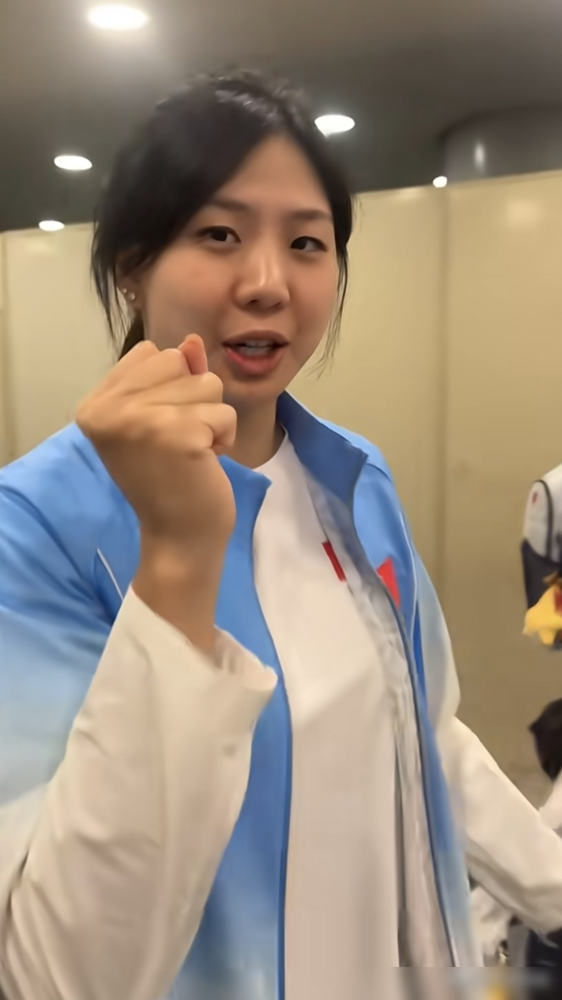 在那儿可不能输。唐钱婷扔下这句话，直接把调子定死了。9月20日上午预赛，她下水就是29秒50，顺手把赛会纪录刷了。
这成绩什么概念？杭州亚运会她夺冠的纪录是29秒92，这次预赛直接砍掉0.42秒。人还没发力，纪录先换了。
更狠的是她后面补的那句，说跟欧美选手比过之后，知道自己还有差距，所以得继续