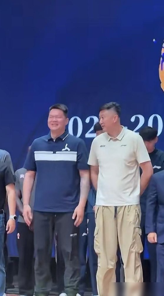 杜锋不拿战术板了，站在场边笑得跟个邻居大爷似的。以前在广东队当主教练，脸黑得能拧出水，骂起人来隔着屏幕都肝颤。现在卸了帅位，转任总教练，新赛季出征仪式上跟新教练握手，跟徐杰胡明轩挨个唠嗑，全程和颜悦色。
人还是那个人，位置一换，气场全变。以前是扛着成绩往前冲，现在退后半步，反而松弛下来了。他还去裁