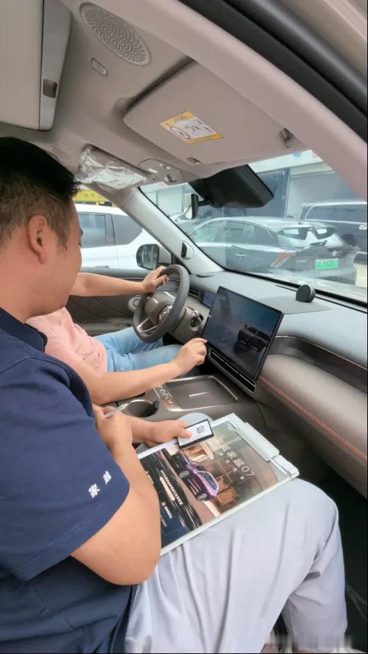 今天刷了一圈 iPhone 18 Pro Max 加价两三百的帖子，挺好笑的。黄牛只收 Pro Max，Pro 没人搭理；加价还得看颜色，勃艮第酒红和冰川蓝稍微抢手。评论区有人劝理性消费，也有人说一两个月后随便买。我同意。手机嘛，早买早享受，晚买有折扣。加价给黄牛，不如拿这钱多吃两顿排骨年糕。每年首发都这套路 ​