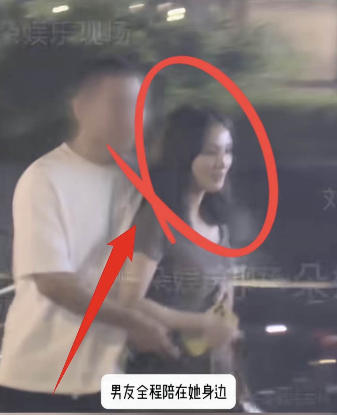 太体面！彭小苒官宣新恋情，不藏不躲坦荡认爱，圈外人男友太低调

内娱终于迎来一次干净又真诚的恋情官宣！8月20日，彭小苒七夕深夜约会被拍，新恋情直接冲上热搜，没有铺垫、没有炒作，她亲自下场回应，大方坦荡的态度，直接圈粉无数。

事情起因很简单，七夕当晚彭小苒和好友聚餐小聚，结束之后和一位白衣男子同框
