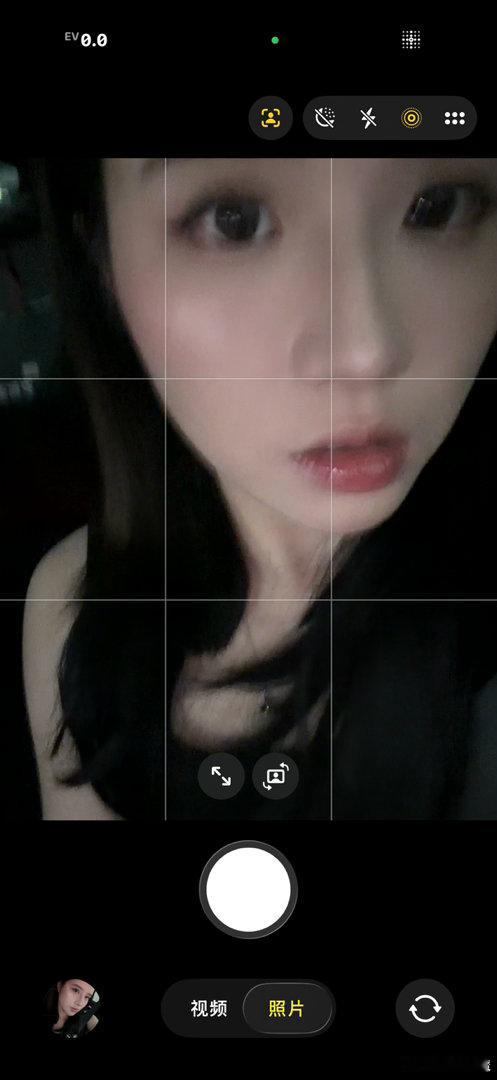 为什么苹果的相机拍出来之后脸没有看到的水光 ​