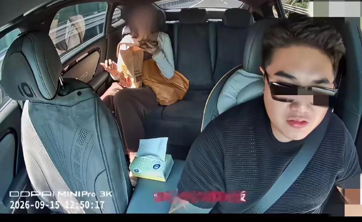 离谱！女子网约车吃汉堡磨蹭十几分钟，司机劝阻反被怒怼：我花了钱凭什么不能吃
 
太荒唐了！坐车赶时间也就算了，明明是自己打车赶路，结果在车上慢悠悠吃汉堡，硬生生吃了十几分钟！味道飘满全车，司机好心提醒，反倒被乘客当众大骂，全程不讲理的样子，简直刷新认知！
 
这件事发生在普通城市的日常出行路上，全程