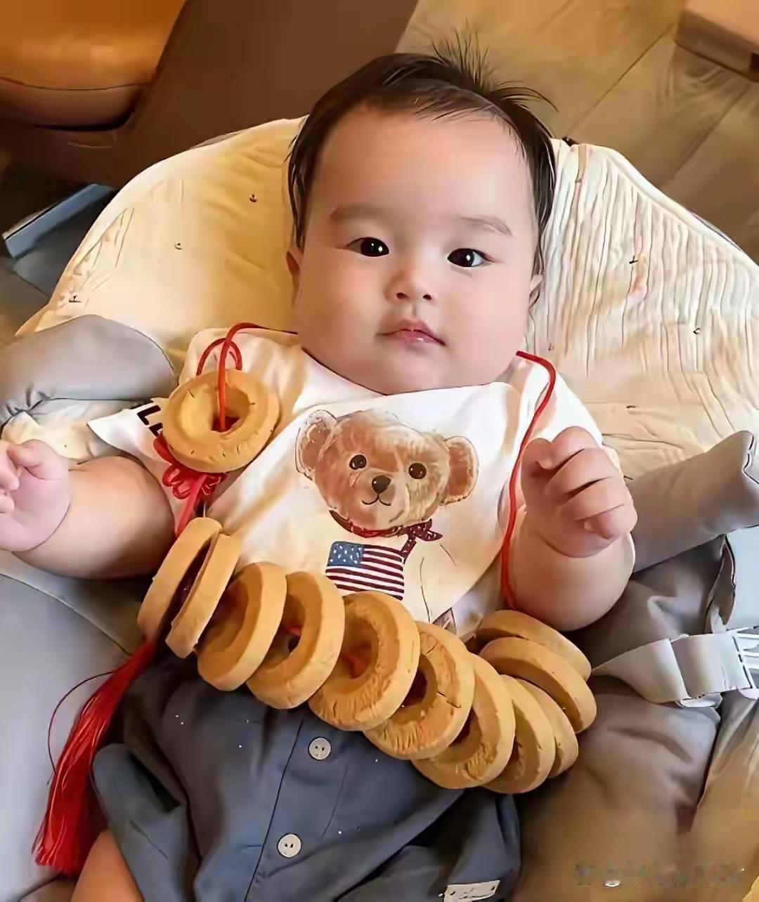 汪小菲现在的妻子，段位真的被很多人低估了
 
直播间有人抛出尖锐问题，问她生儿子，是不是想和大S的两个孩子争夺家产。
 
听完她当场笑出声，语气从容：不是都说老汪家都破产了吗，那还有什么好争的，家产在哪呢？
 
紧跟着轻飘飘一句：有福之人不用抢，无福之人给再多也留不住。
 
听着温和淡然，细细品来，