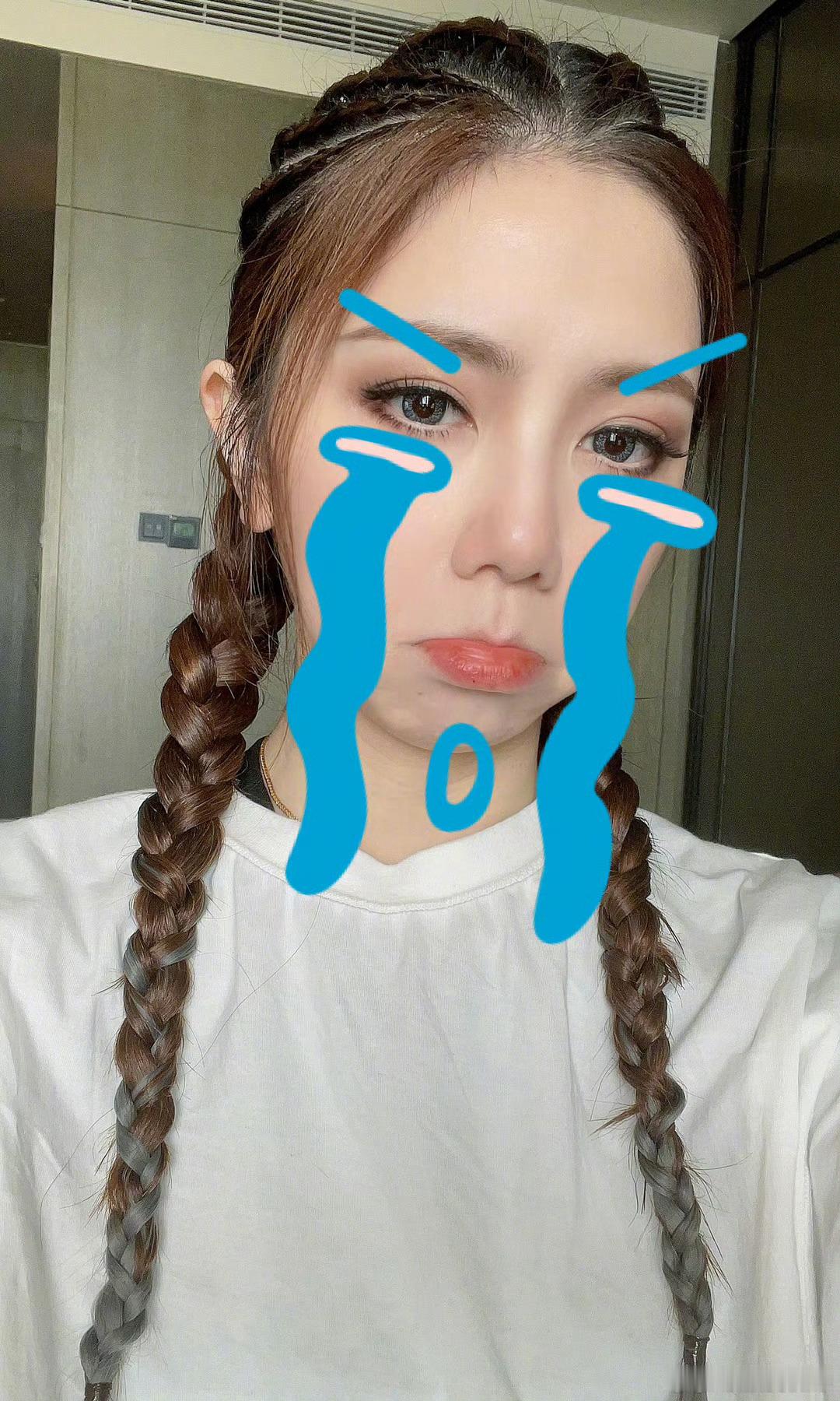 #邓紫棋[超话]# 
我真的不想开学😭开学后有一大堆人际关系真的很烦 ​