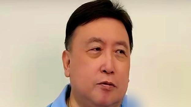 刚拿影帝，转头去电视剧里演配角，张颂文是一点不惯着番位这毛病。
新片票房扑成那样，换别人早躲起来了。他倒好，金狮奖请他去当评审，扭头进了《谷雨》剧组。跟井柏然搭，他排后头。
《清明上河图密码》还没播，《看不见影子的少年》压着，手里牌多得很。
前阵子有人传他把粉丝信扔出车窗，剧组连夜澄清：大袋子