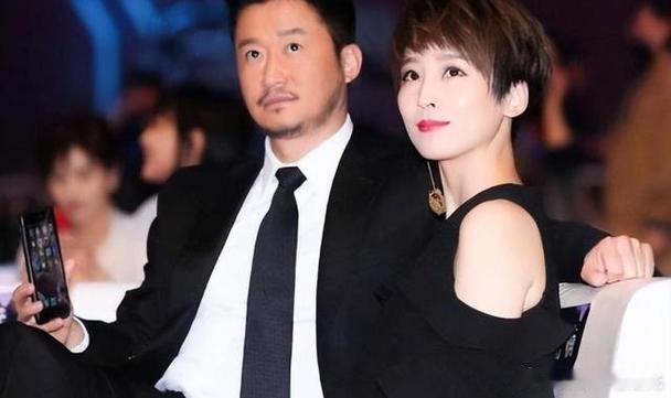 #吴京看见立刻给谢楠买了# 脑洞真的绝，要是吴京刷到这双迷彩女鞋，大概率会火速下单，妥妥的直男送礼名场面。  ​