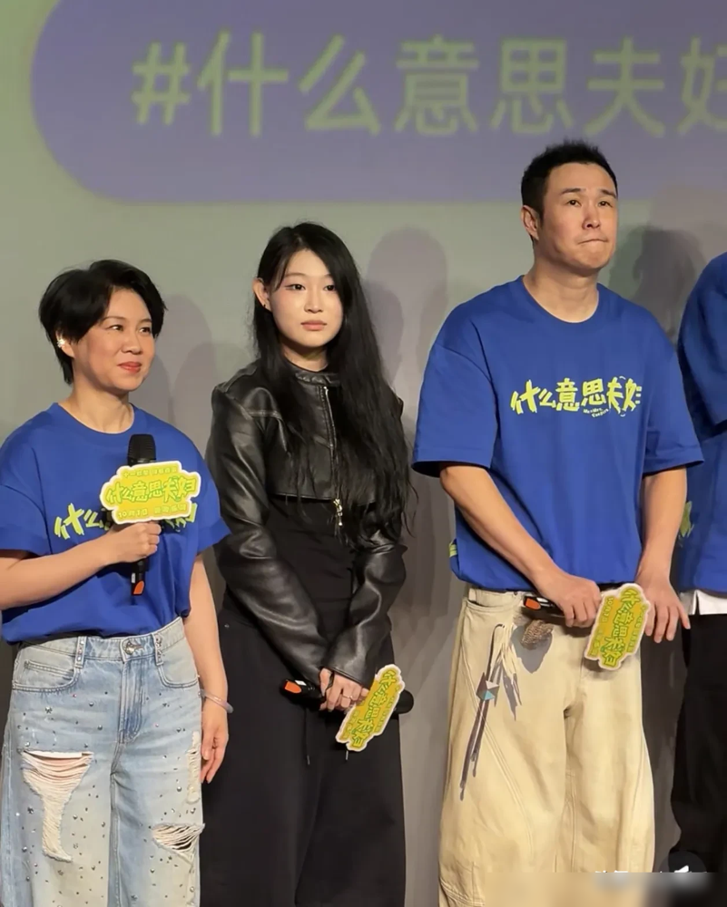 小沈阳砸了那么多资源，愣是没把闺女砸出来。
沈佳润嗓子随爹，长相随妈，偏偏走的是最吃天赋的歌唱路线。
看看这对夫妻的家底：小沈阳靠《不差钱》一夜封神，转头演了张艺谋的《三枪》，又拿了两回金扫帚最令人失望男演员。
沈春阳不声不响，一部《樱桃》直接华鼎奖到手。
两口子真正的狠活儿，全在演戏上，不