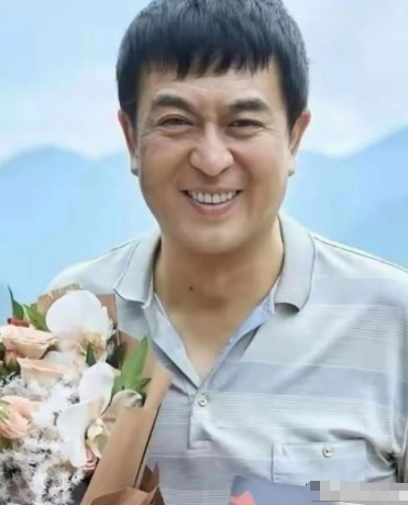 张嘉译亲口承认：合作过这么多女演员，最怕的就是秦海璐。他说，闫妮是软糯可爱的波斯猫，接不住戏顶多骂句“瓜怂”，宋佳只求他别在剧组开面馆；邬君梅戏外温和，年轻小花们也都给足面子。但秦海璐不一样——从小练武旦，嘴皮子利索，说话带风。你一不留神就接不住。拍《白鹿原》那会儿，他一米七八的大男人，硬是被她一个