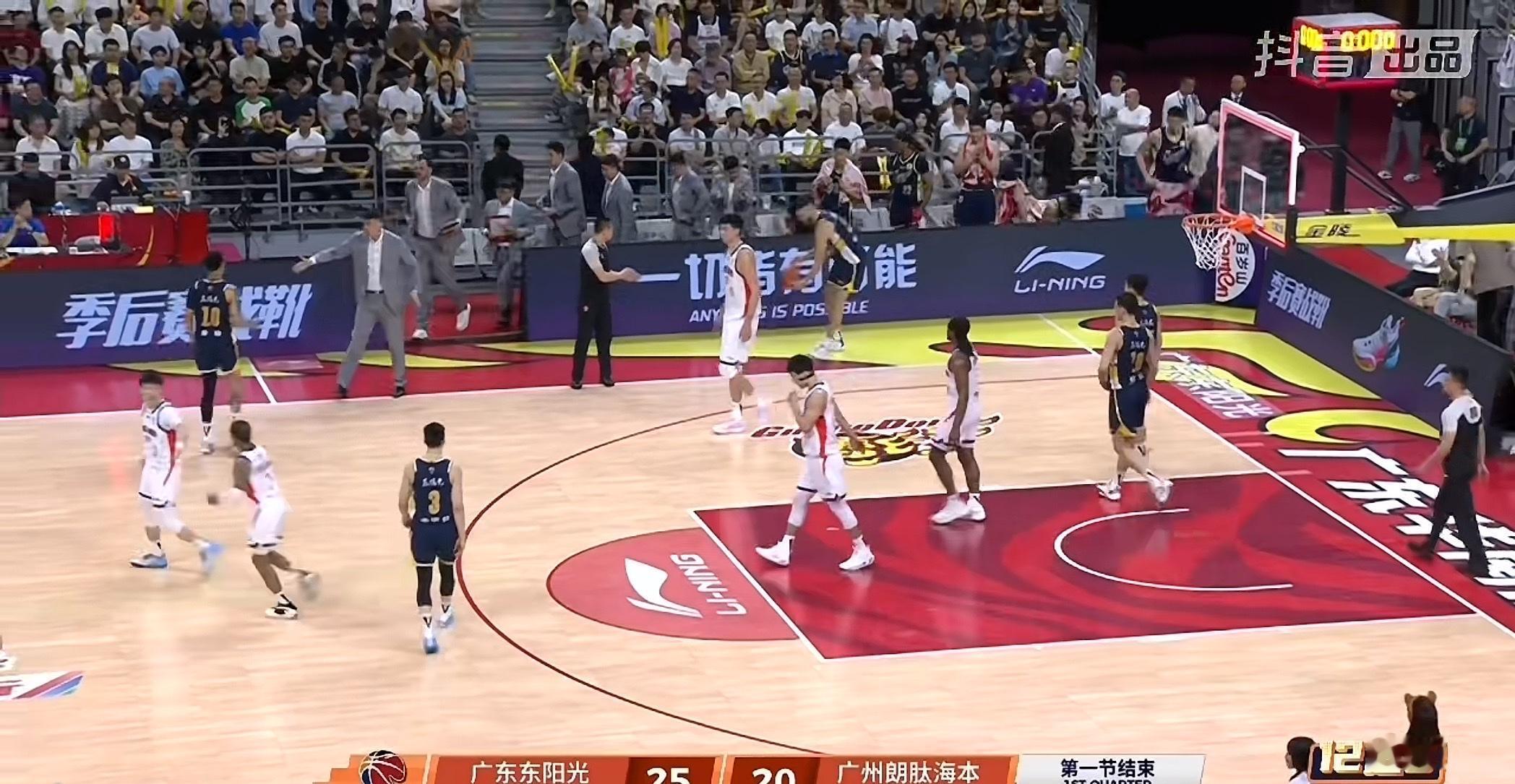 广东东阳光男篮主场迎战广州朗肽海本男篮的第一节比赛打得相当激烈，双方一...