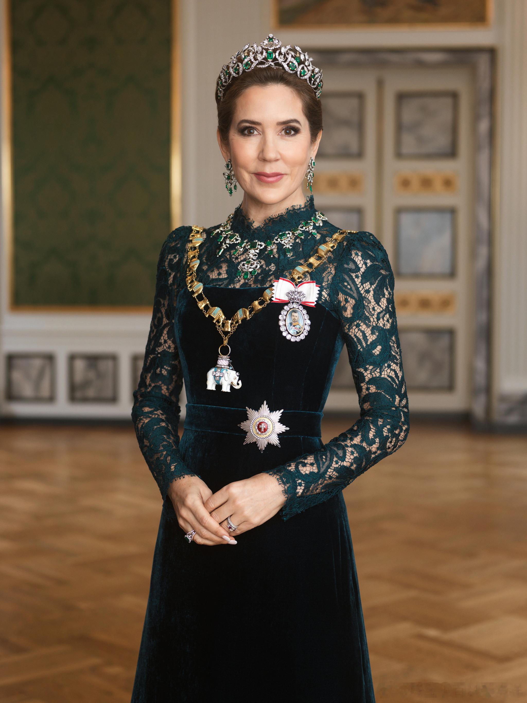 蹭丹麦王室的热闹，讲讲丹麦王室珠宝。 Danish Emerald Parure 丹麦祖母绿套装。1842年，路易丝公主嫁给了她的表兄格吕克斯堡的克里斯蒂安王子，1853年，夫妇俩被确认为丹麦国王的继承人，1863年才登上丹麦王位。夫妇俩一共生了六个孩子，其中最为中国网友所熟悉的，就是嫁到英国的亚历珊德拉和嫁到俄罗斯的达格马（后改名玛丽亚·费奥多罗夫娜），两人分别是英国国王爱德华七世的王后和俄国沙皇亚历山大三世的皇后。说回祖母绿套装，它们由 Weisshaupt 于1840年制作，包括一顶由67颗祖母绿和2650颗钻石组成的冠冕（其中最大的26颗祖母绿可追溯至1723年）、一条项链、一副耳环和一枚大型胸针。 这套套装是作为银婚纪念礼物赠予卡罗琳·阿玛莉王后的。卡罗琳·阿玛莉本人并未佩戴过它们，她在1881年去世后将其遗赠给了丹麦王室珠宝，并规定它们不得被带出丹麦，也只能由在位女王或王后佩戴。玛格丽特女王在1972年登基后不久便开始佩戴祖母绿首饰套装，其中包括重要的国宴和官方肖像拍摄...