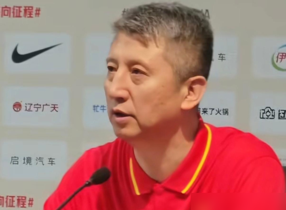 周琦训练视频流出来了，暴扣、横移、速率全在线，但国家队名单愣是没他。
郭士强接受采访，内线缺人急得嘴上冒泡，备战世预赛打黎巴嫩卡塔尔，时间紧任务重。可从头到尾，愣是没提周琦一个字。
更微妙的是，之前传得沸沸扬扬的三从一大过时言论，全网翻烂了，找不到一条原声视频。谁说的，怎么传出来的，全成了糊涂账