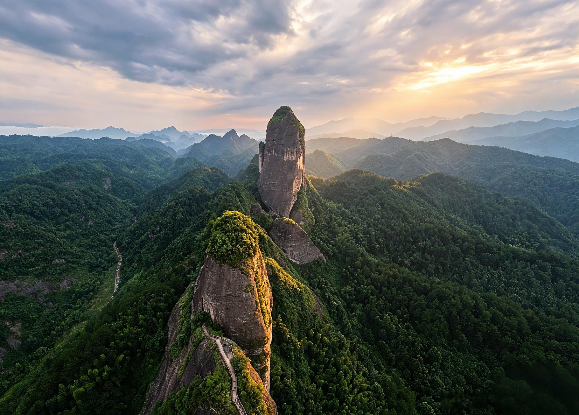 崀山辣椒峰景区风光         图八是景区的“龙口朝阳”景观，主体...