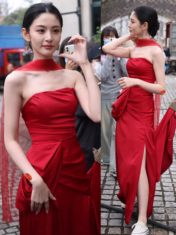 赵晴今日路透，挂脖红裙很奈斯