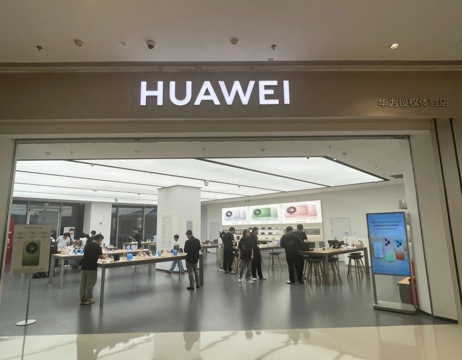 华为Mate90首销开门火爆 顶配机型成断货重灾区


大家刷到这个事情了吗？这次国庆假期华为Mate90系列刚发布就同步开售，全国各地线下门店都围满了体验新机的消费者。

第1，不少提前交定金预约的用户，开售当天就能直接优先提货，华为终端的负责人还现身深圳旗舰门店当“一日店长”，亲手给首批购机用户
