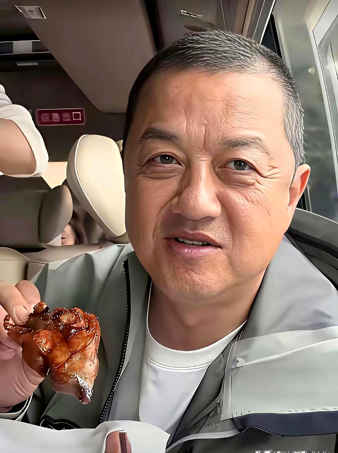 54岁的李亚鹏近照曝光，头发稀疏全白，从侧脸看过去像个七十岁的小老头，让人心里直发酸
 

当年演令狐冲时风流倜傥，如今老成这副模样，真不是岁月无情，全是自己硬生生熬出来的。两段婚姻走到尽头，做生意又接连碰壁，外债背了一屁股，普通人摊上一件可能就垮了，他全撞上了
 

难得的是，这人骨子里始终留着一