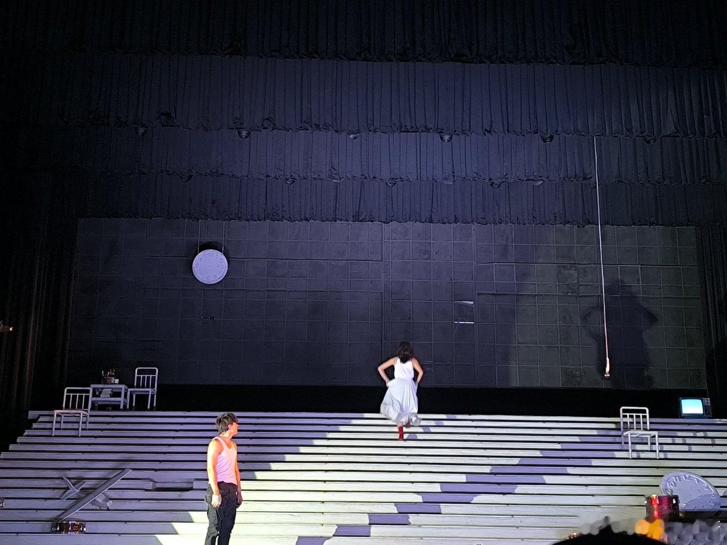 上次看恋爱的犀牛是好多年前在b站上 郝蕾演得真好
八个演员 两个小时 票是收的 座位很前
第一次看话剧 又这么前 沉浸感很好
回来和豆包讨论了细节 我还是蛮喜欢研究细节部分的
打光光影 背景音配乐都蛮好 演员长得也好看 还好戴了眼镜 不然都看不清
当然最好的还是台词 除了某些 登味蛮重
明明和马路的 ​