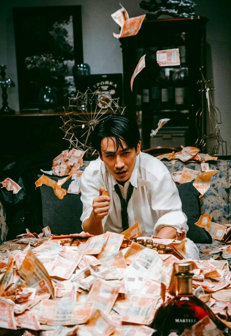 #港媒给朱一龙卫诗雅取的标题#朱一龙主演的犯罪片电影《空枪》9月25日香港上映，他在片中彻底颠覆形象饰演底层悍匪"强哥"万梓强，全程粤语原声出演，被观众视为其演艺生涯的又一突破性角色。
#朱一龙电影空枪##电影空枪##朱一龙[超话]# ​