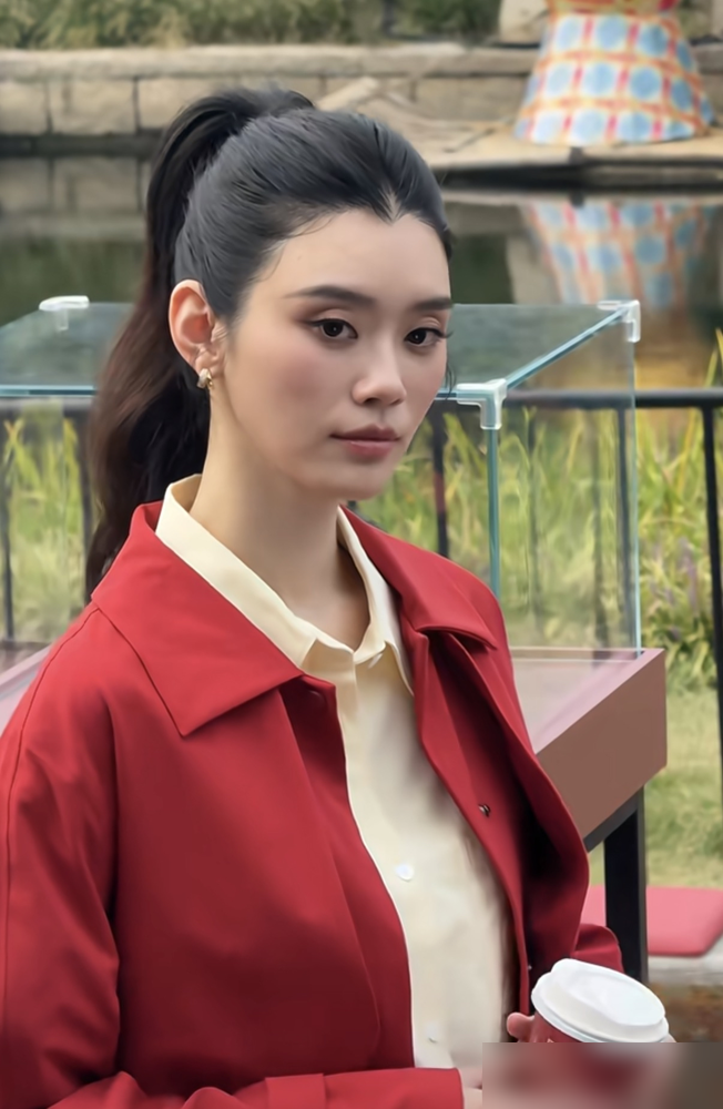 路人镜头下的奚梦瑶，腰臀比杀疯了，但衣服被群嘲过时。
你看她脸都平了，皮肤还绷得死紧，生俩孩子这状态，搁普通人身上想都不敢想。
可一查她底子，2009年才出道，2010年直接拿下纪梵希全球广告，亚洲第一个。
当年Riccardo Tisci捧她，高定开场，MDC前50，2013年就上了维密，第