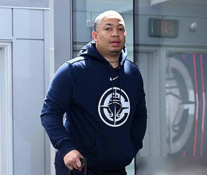 伦纳德走了快船第一年有多难
泰伦卢这次连鸡汤都懒得炖了
媒体日上他直接说新赛季目标就是打进季后赛，这放在几年前快船根本不用提，闭着眼都能进的事。现在却成了需要咬着牙够一够的门槛。
英格拉姆跟腱部分撕裂，比尔膝盖炎症连训练营都参加不了。首发五个位置全部开放竞争，谁跟谁搭着舒服谁上，不看名气看适配