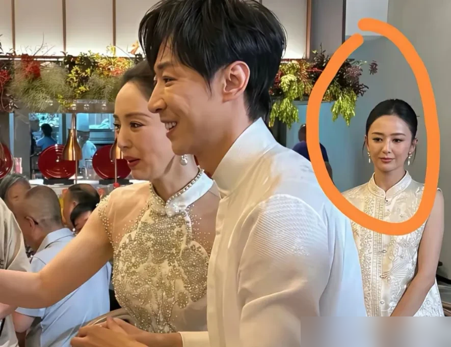 董璇婚礼上，佟丽娅那张黑脸截图被全网骂塑料闺蜜，她终于开口了。
鲁豫直接掏出那张照片，问她当时到底在想啥。佟丽娅苦笑：我是真的累了，站一天，我可能就是在发呆吧。
就一帧放空的抓拍，被解读成不看好二婚强颜欢笑。她也没急，只说：大家解读成意味深长，也提醒自己时刻要管理表情，不要给别人添麻烦。
可同