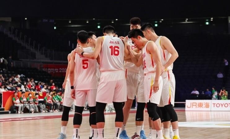 99:61，中国男篮大胜哈萨克斯坦，开门红！
这场球，比分是其次，精气神才是重点。庞峥麟砍下全队最高19分，防守抢断一把抓；李悦洲首秀就填满数据栏，9分3板2助2断2帽，正负值+27，真不怯场！廖三宁9次助攻盘活全队，崔永熙12分，余嘉豪15分6板，内线硬朗多了。
不过网上传的那份“打分评价”，我查