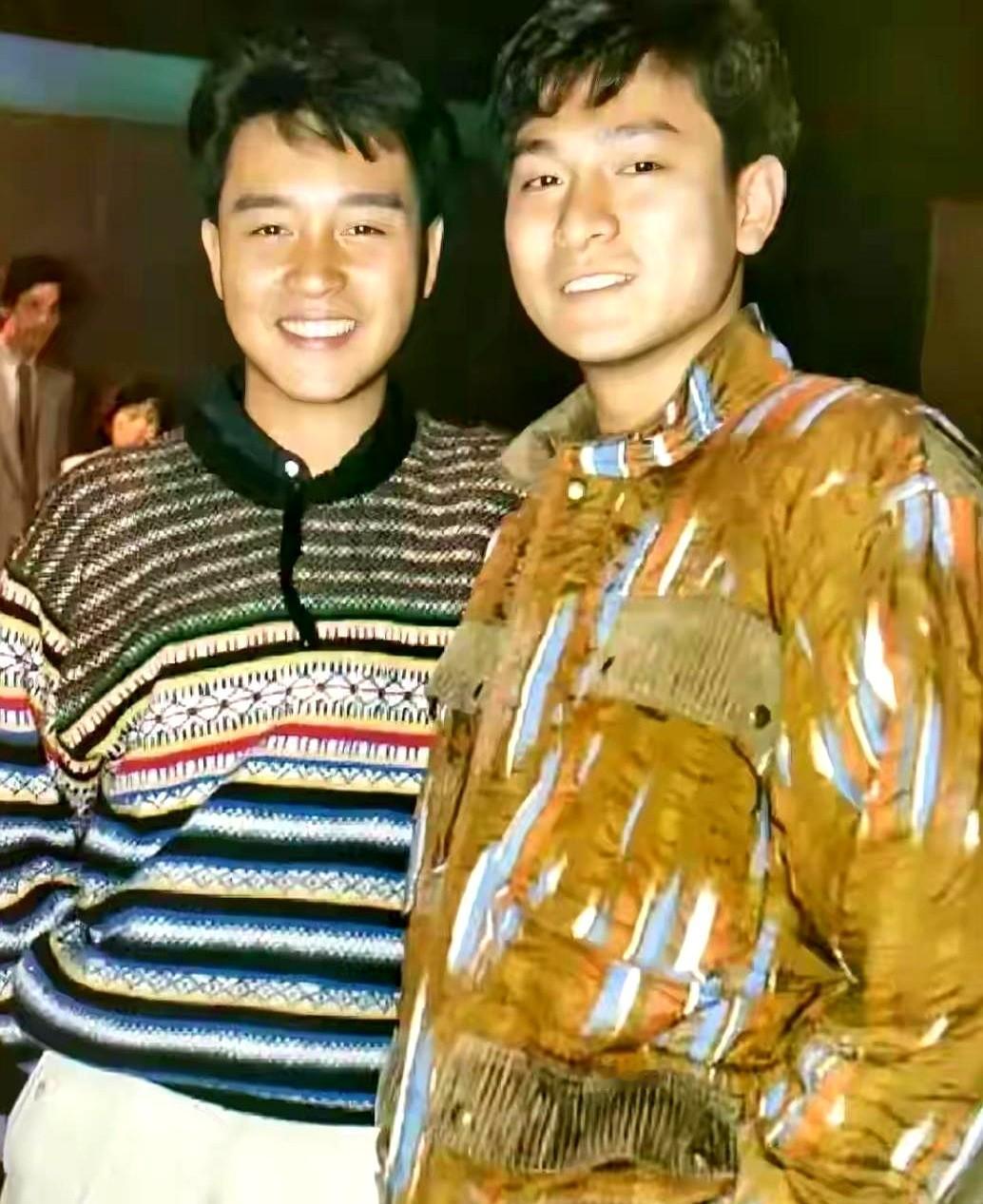 平时合影从来没输过的刘德华，唯独在他旁边，气场硬生生被压了一头。

翻出那张泛黄的老照片，两人搂着肩膀笑得毫无防备。平时在镜头前总是最抢眼的华仔，在这张合影里却显得满脸青涩。

可旁边的张国荣连刻意凹造型都不用。他只是眼角带笑淡淡看着镜头，那种骨子里透出来的从容和成熟，瞬间把整张照片的质感拉满。