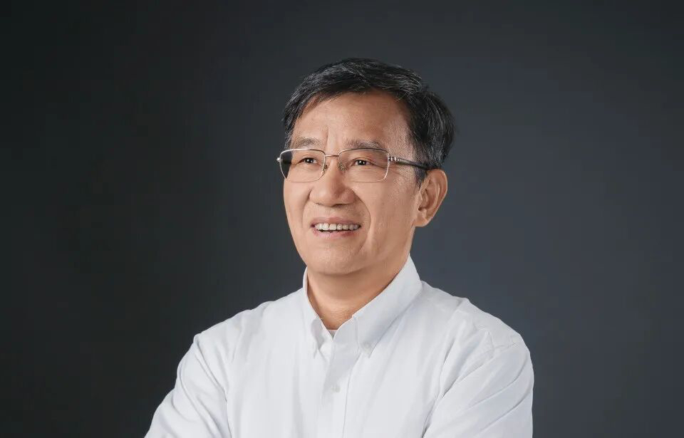 【一位65岁工科教授，一场30余年的创业实验】
松山湖国际机器人产业（XbotPark机器人）基地占地6万多平方米，建筑面积11万平方米，正对华为三丫坡——这种选址上的巧合，放在东莞的产业版图上显得并不意外。

百余个创业团队同时在此探索，整个园区像一座微缩大学：教室、实验室、共享工厂、宿舍、食堂 ​