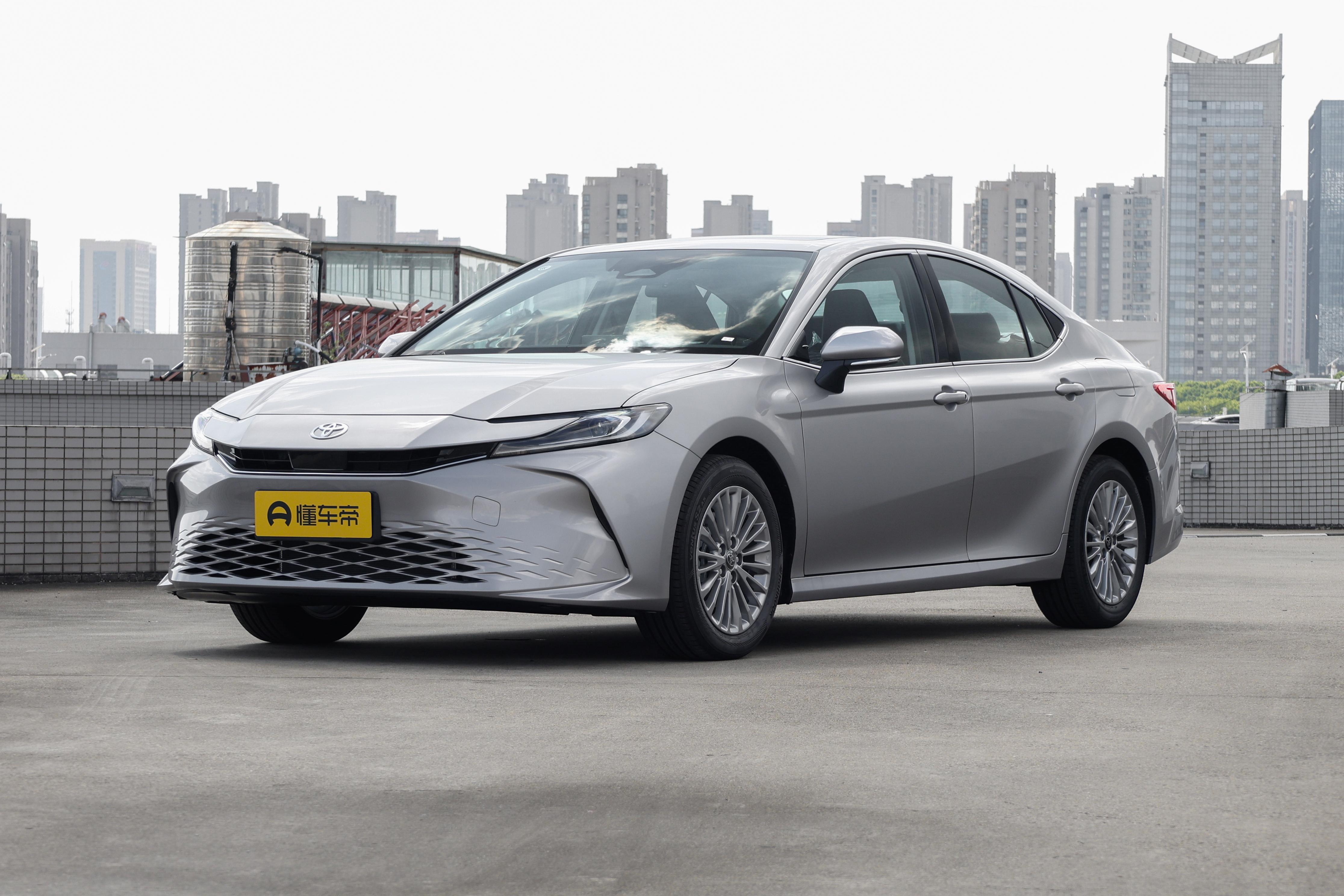 放弃新车！我全款入手二手2021款凯美瑞，真实原因太实在
纠结了整整一个月，最终我还是放弃了全新B级车，咬牙拿下一台二手2021款丰田凯美瑞。身边朋友都问我为啥不买新车，非要选二手车，今天就唠唠我的真实想法，全是普通人的购车真心话。
首先最核心的就是性价比！新车落地必定贬值，尤其是家用B级车，提车出